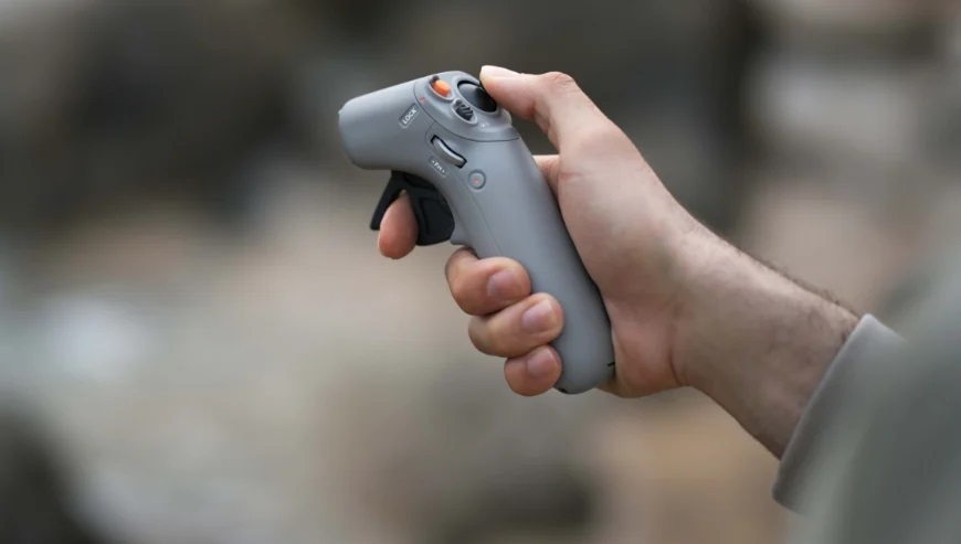 Dron DJI Avata 2 Pro-Viev Combo 4K kontroler trzymany w dłoni